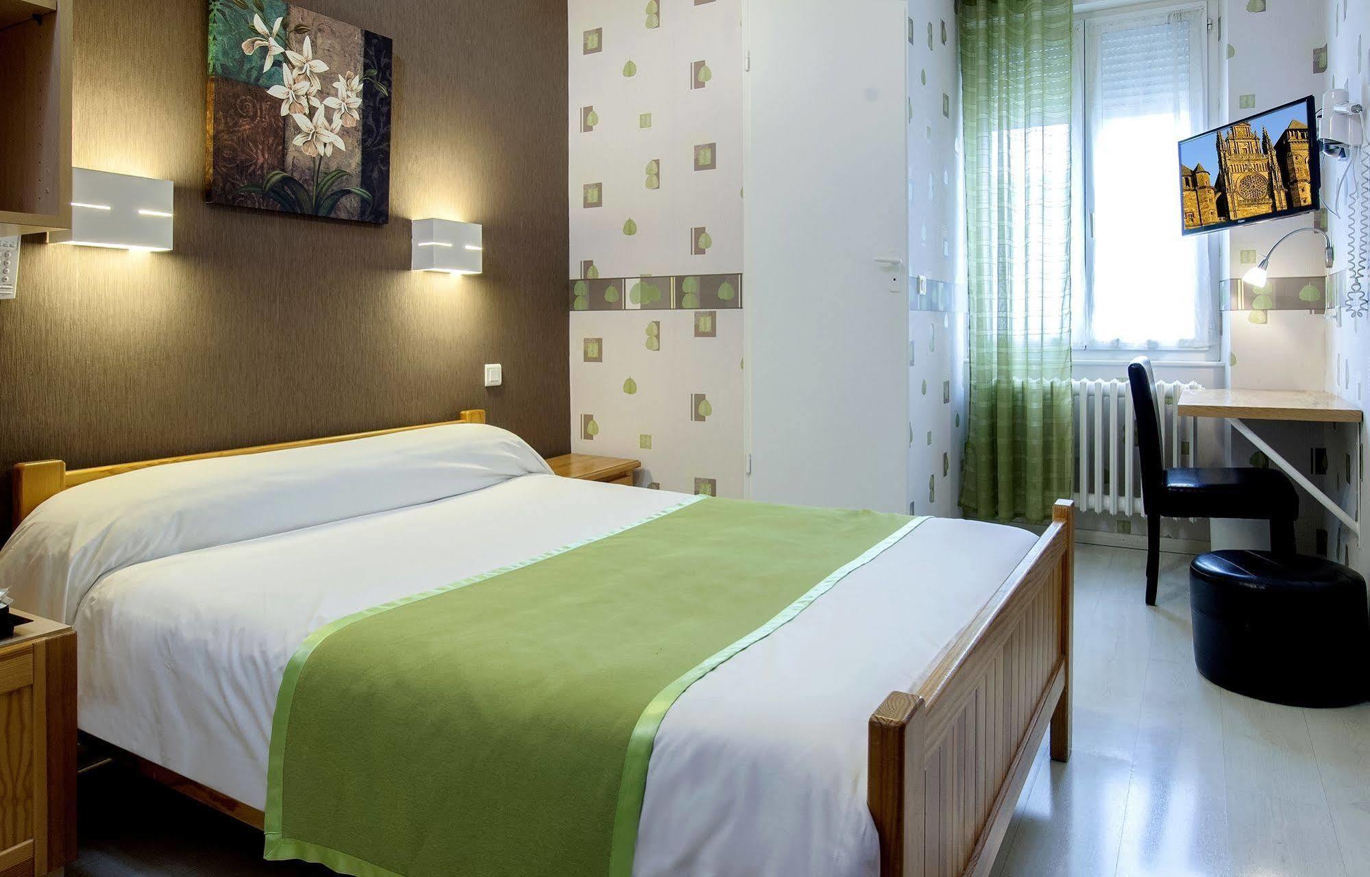 Logis Hotel Restaurant Cazes Arazat Laissac Zewnętrze zdjęcie